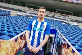 关于阿森纳关键时刻官宣签约波尔图止住颓势备战社区盾，集结日曼联状态回暖瞬间刷屏的信息